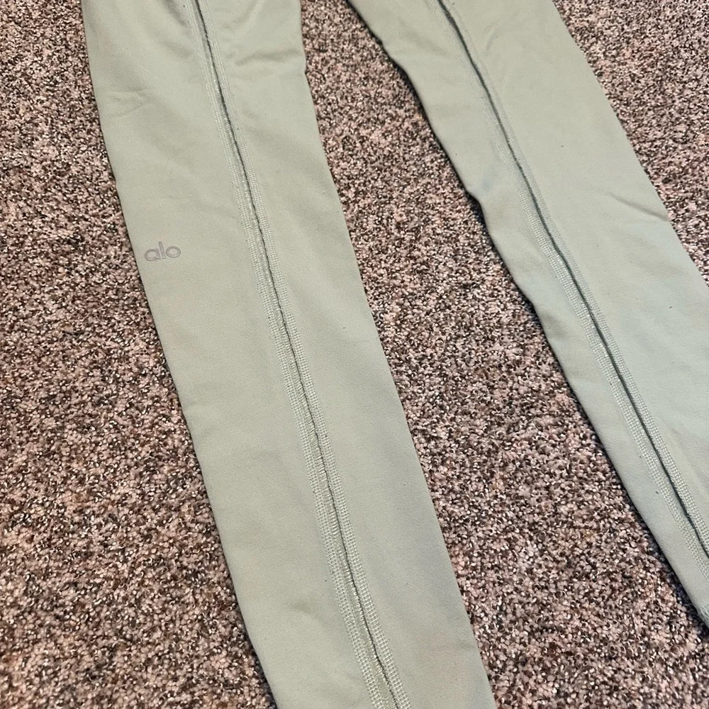 ALO Yoga Olive Green Leggings - Picture 3 of 3